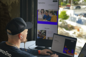 Illustration d’une équipe digitale travaillant sur la conception d’un site web professionnel, symbolisant les étapes clés de création, d’optimisation SEO et de design sur mesure.