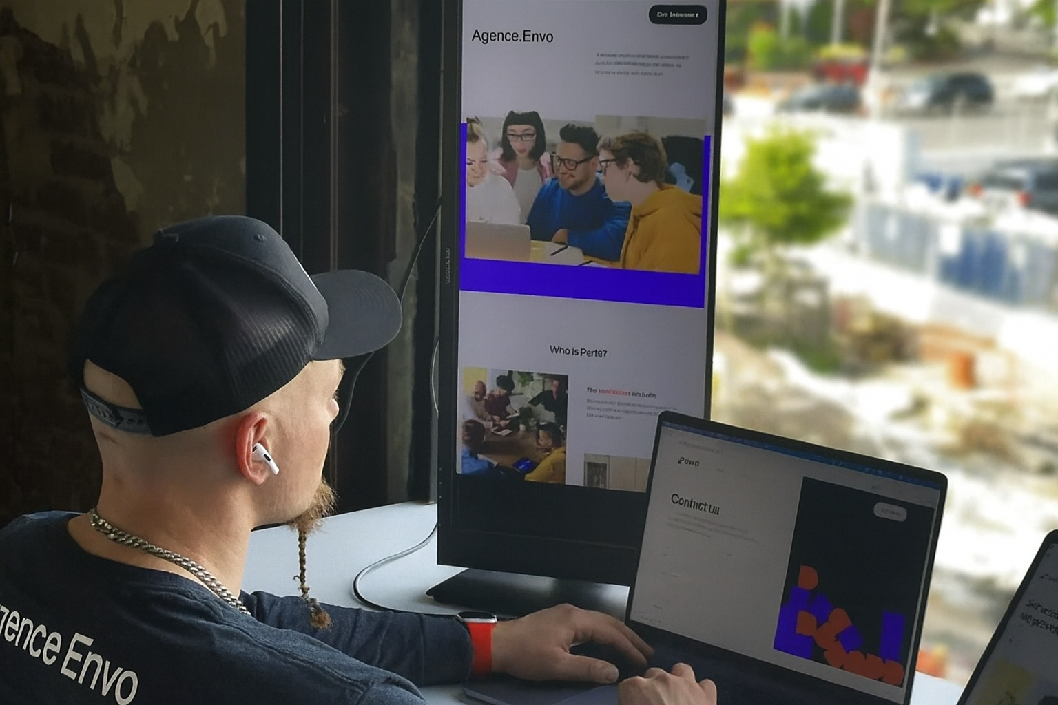 Illustration d’une équipe digitale travaillant sur la conception d’un site web professionnel, symbolisant les étapes clés de création, d’optimisation SEO et de design sur mesure.