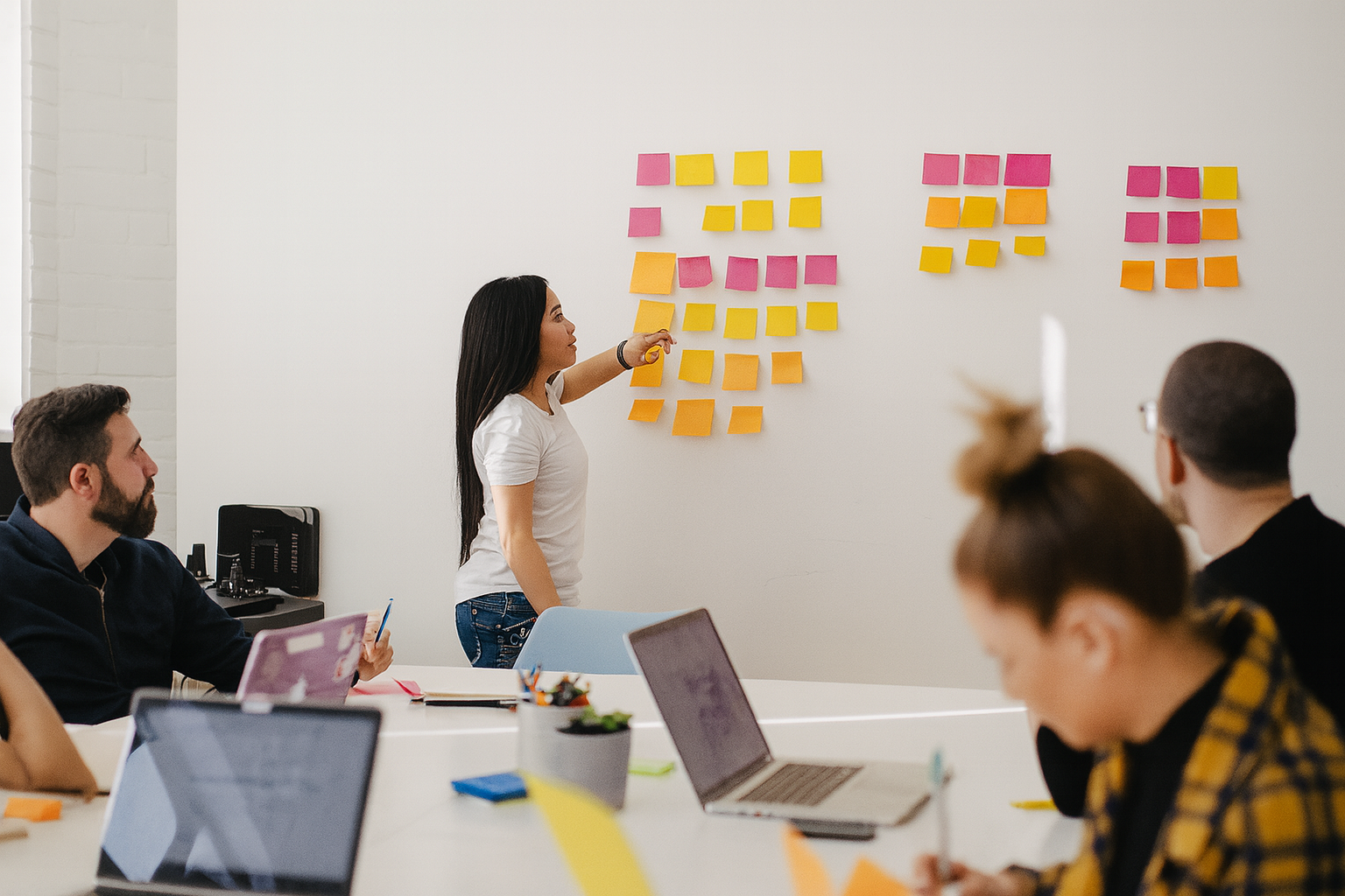 Illustration d’un chef d’entreprise comparant plusieurs agences web sur son ordinateur, symbolisant le choix du bon partenaire digital pour créer ou refondre son site internet.