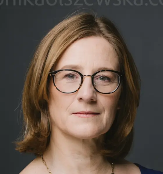 Portrait d’une cliente satisfaite de l’agence Envo ayant laissé un avis 5 étoiles sur la création de son site web professionnel.